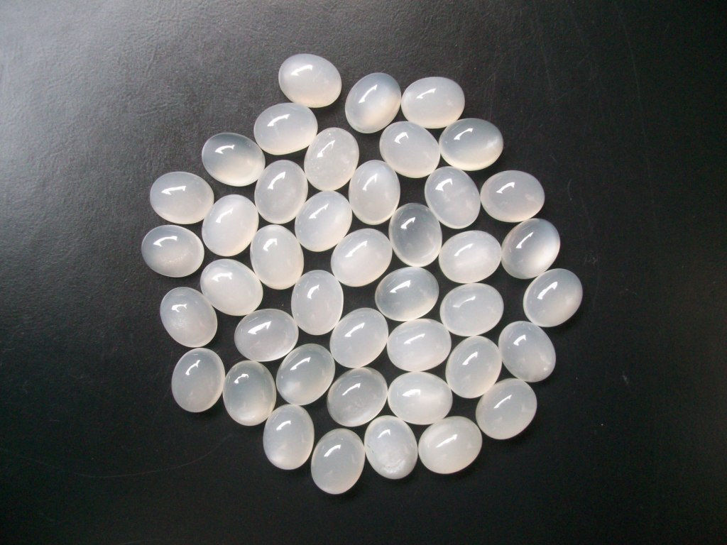 A PAIR OF 9x7mm OVAL CABOCHON-CUT NATURAL INDIAN WHITE CATS-EYE MOONSTONE GEMS