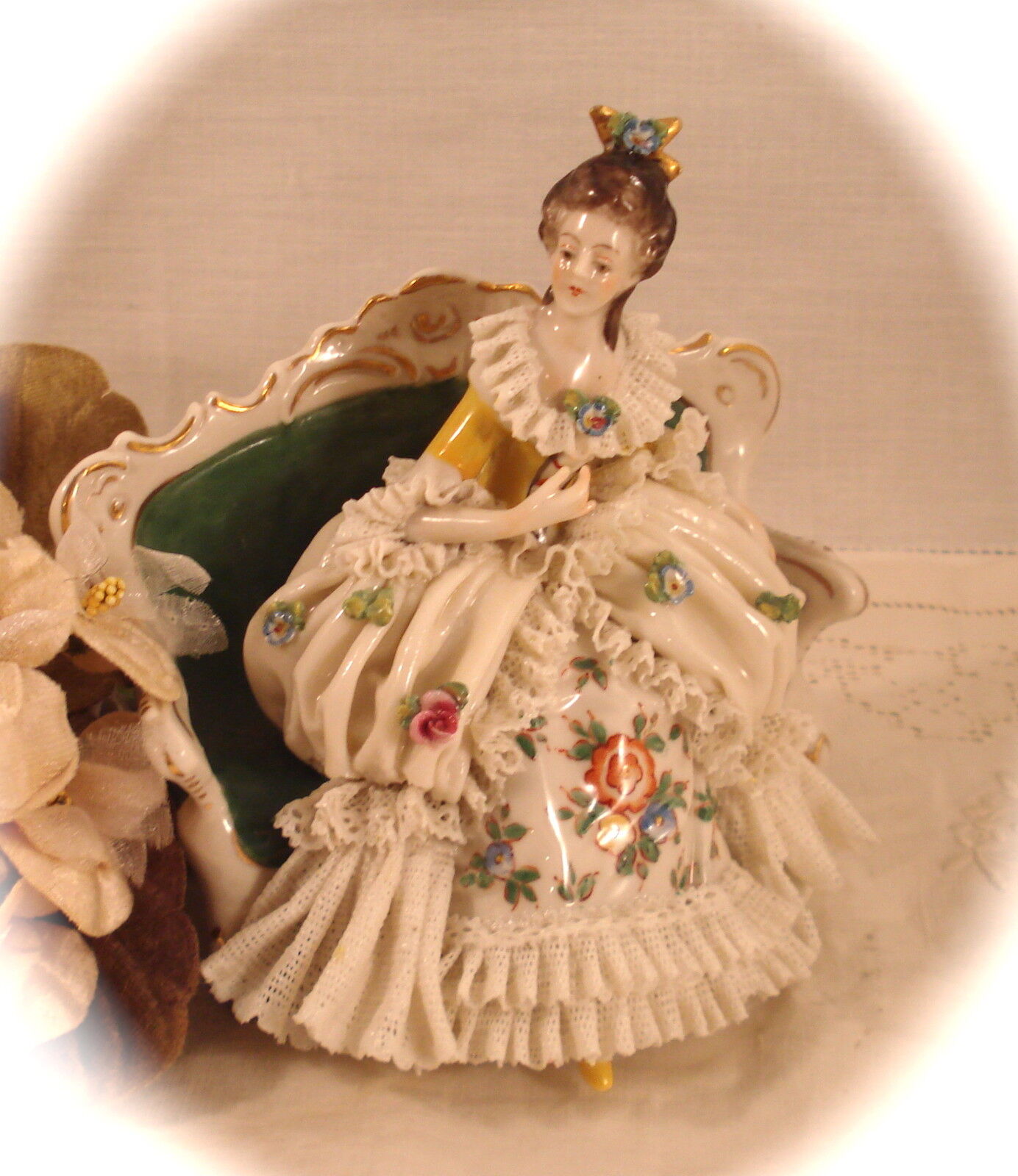 VINTAGE GERMANY DRESDEN LACE PORCELAIN FIGURINE BEAUTIFUL YOUNG LADY ON SETTEE 