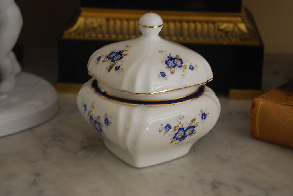 WONDERFUL PORCELAIN TRINKET BOX HAND DECORATED FRANCE WITH BLUE FLOWERS AND GOLD