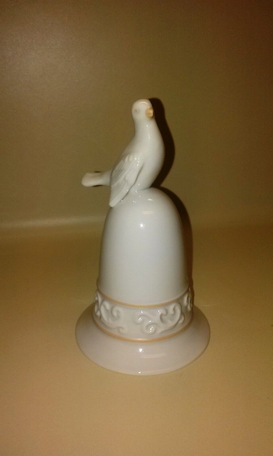 Vintage Avon Bell Porcelain Dove White Bird Figurine 1981 Tapestry Collection