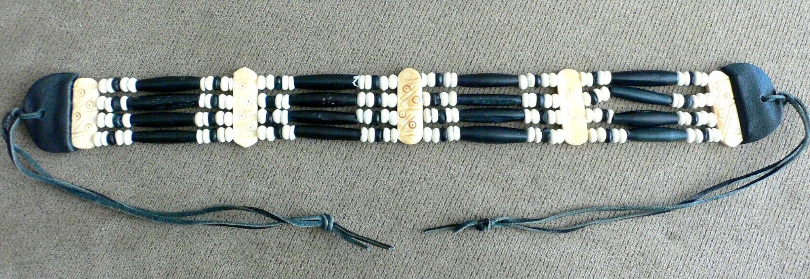 VINTAGE NATIVE AMERICAN BLACK AND WHITE BONE & LEATHER NECKLACE.N.R.
