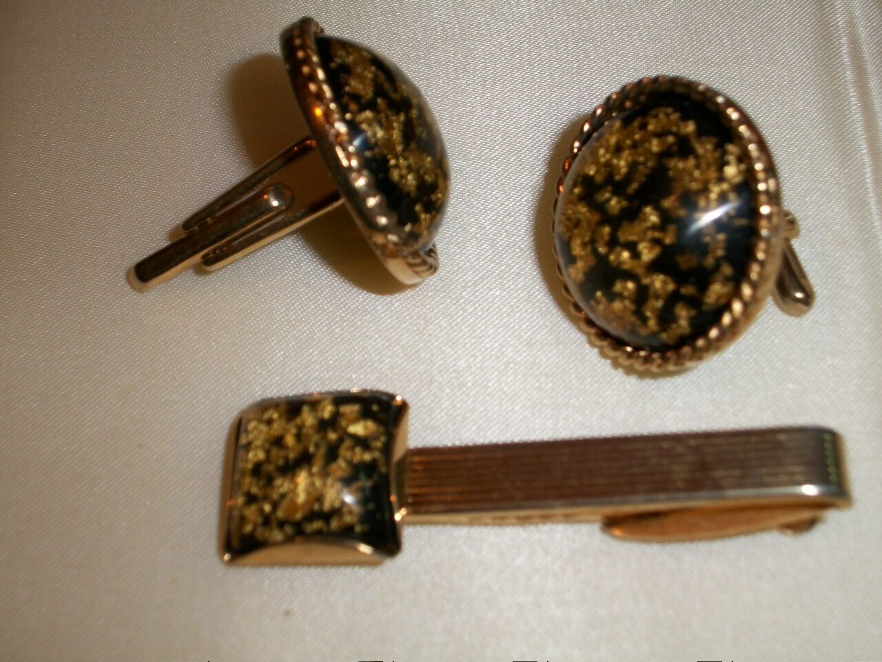 VINTAGE HICKOK USA MARKED FAUX GOLD FLAKES TIE CLASP AND CUFFLINKS SET