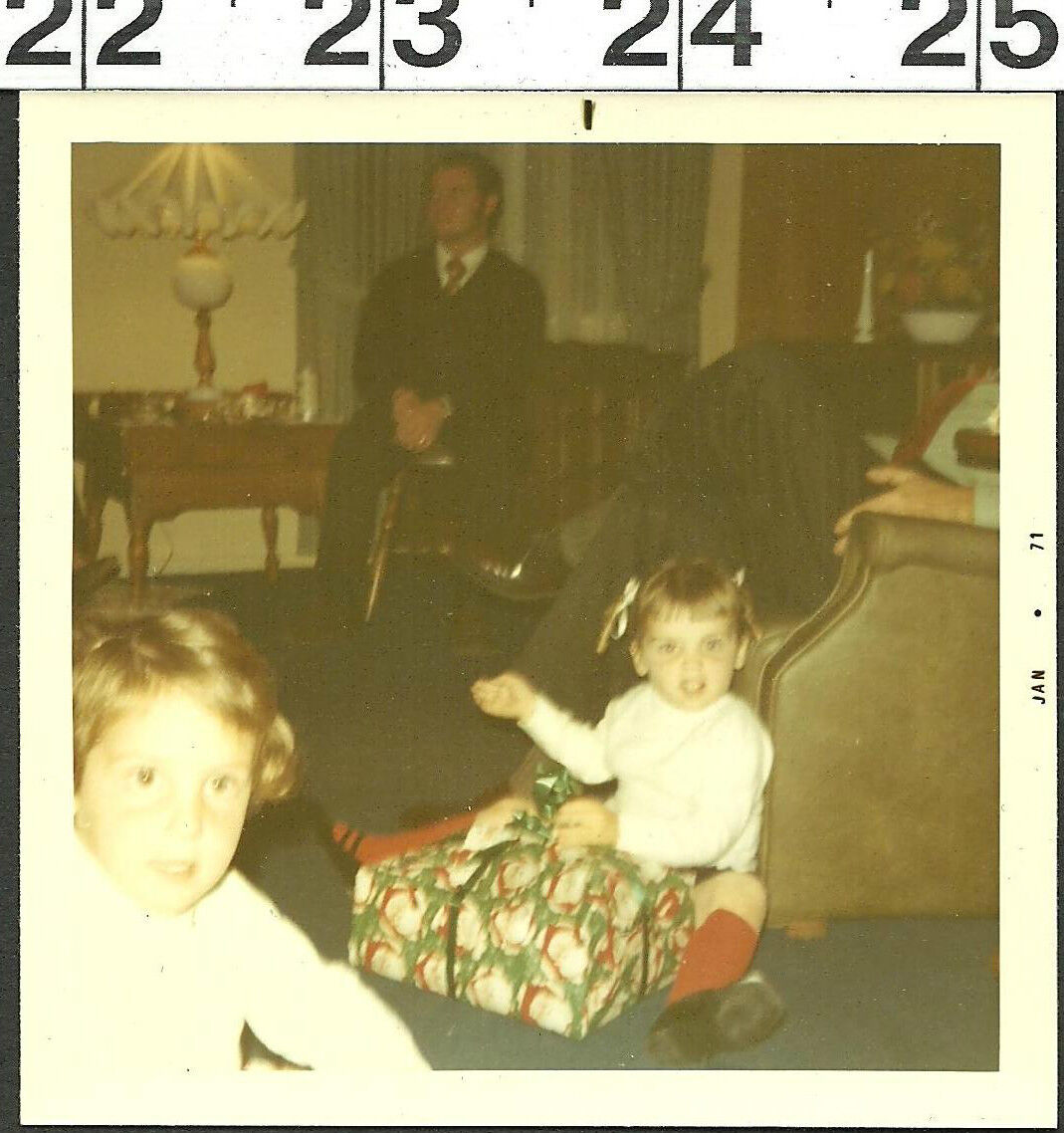 VINTAGE 1971 PHOTO FUNNY ANGRY LITTLE GIRL OPENING CHRISTMAS PRESENT (1823)