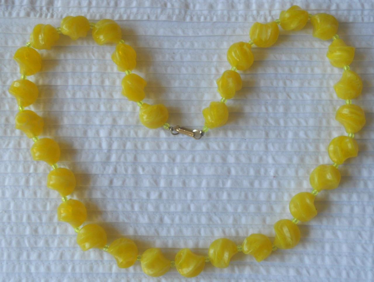 FUNKY VINTAGE RETRO 1950\'S KNOBBLY YELLOW PLASTIC BEADS NECKLACE HONG KONG