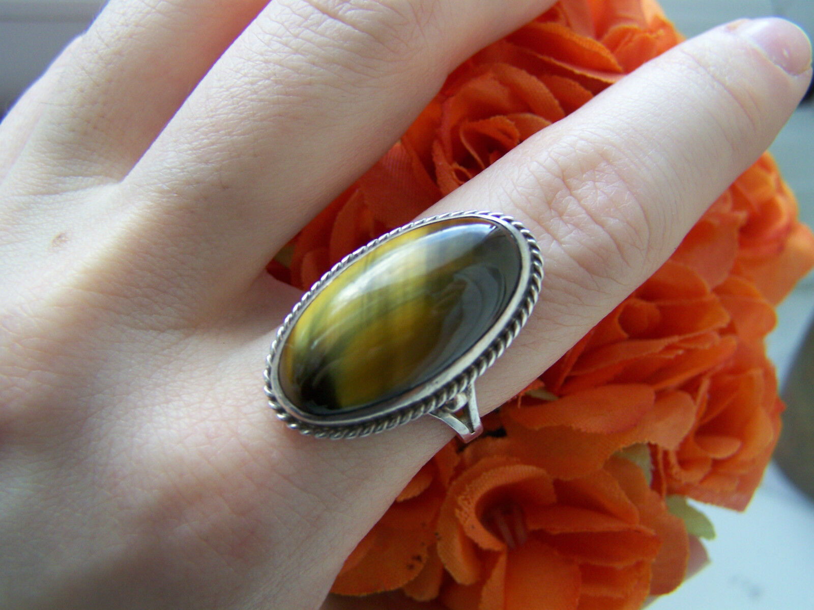 GORGEOUS VERY RARE STERLING SILVER RING WITH LARGE BIG CATS EYE STONE SIZE N