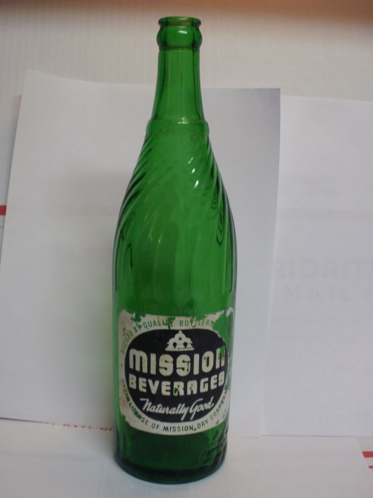 VERY RARE 1947 EMERALD GREEN 26 OZ MISSION BEVERAGES BOTTLE ( SOME LABEL FADE ) 