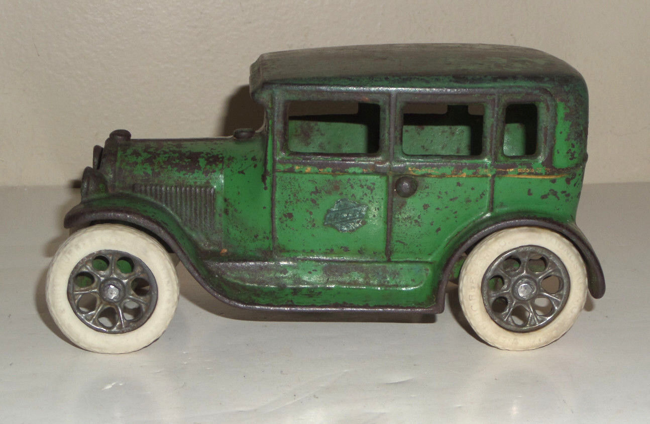 ARCADE 1927 FORD MODEL A TUDOR #107 SEDAN GREEN ORIGINAL PAINT-CAST IRON TOY CAR