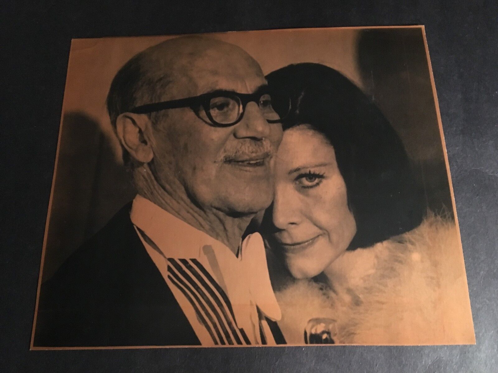 1974 GROUCHO MARX WITH WIFE E.FLEMING  FILE COPY NEGATIVE VERY RARE  PRESS PHOTO