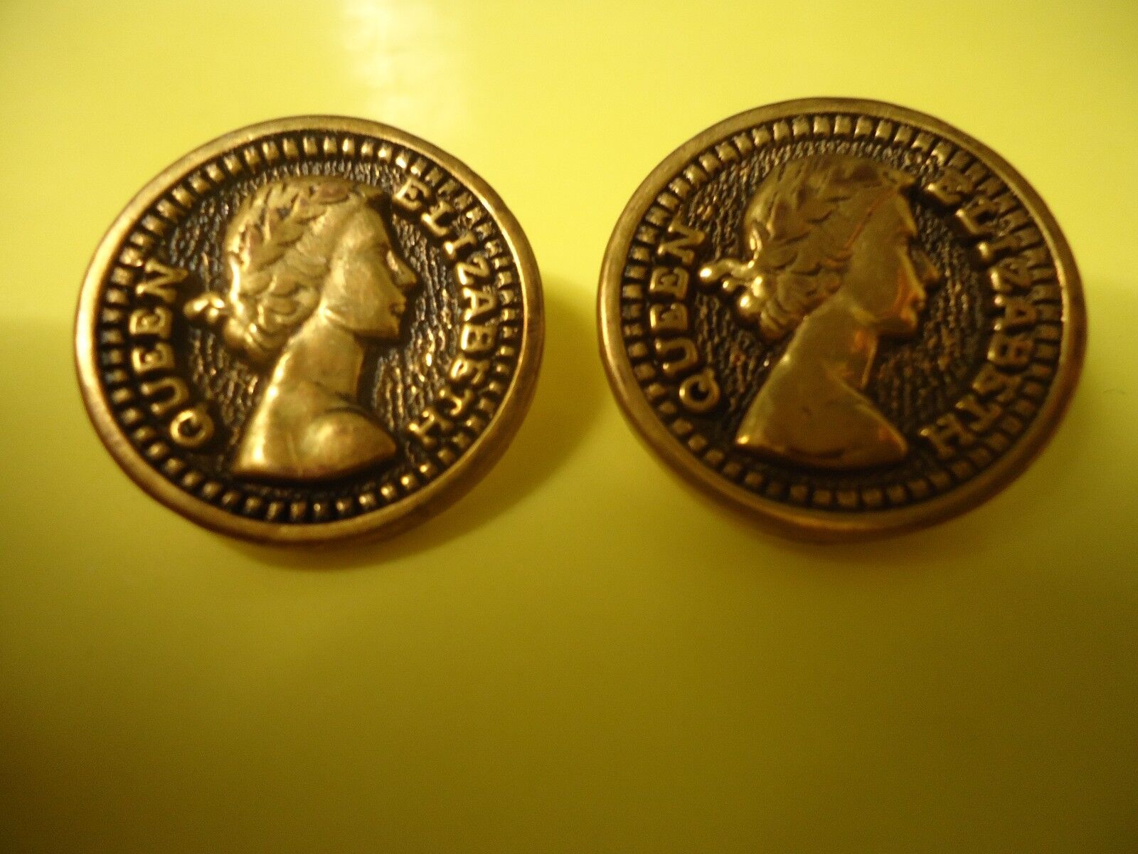  Vtg  UNIQUE Cameo Buttons Queen Elizabeth 2 /TWO/ Gold tone from 30\'s-80\'s