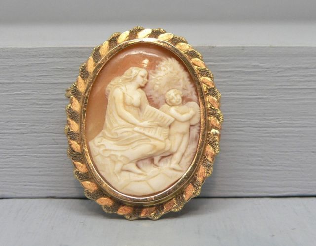 Unusual Wonderful 18k Gold Cameo with a Cherub and Muse