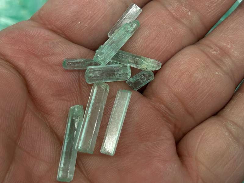 Natural high quality Aquamarine/Emerald Rough Crystal Points Bulk Gemstone Beads Natural high quality Aquamarine/Emerald Rough Crystal Points Bulk Gemstone Beads