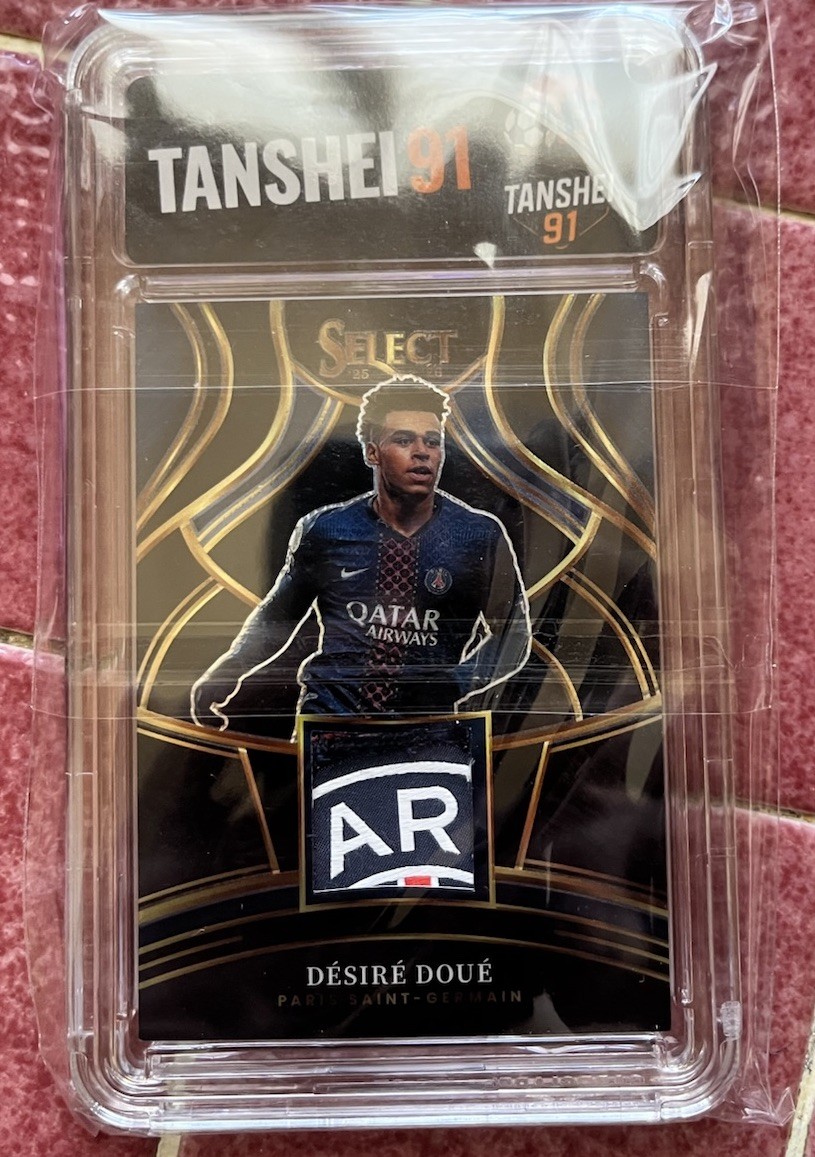 2025-26 Panini Select Ligue 1 Desire Doue ONE OF ONE PSG TEAM LOGO PATCH 1/1 2025-26 Panini Select Ligue 1 Desire Doue ONE OF ONE PSG TEAM LOGO PATCH 1/1