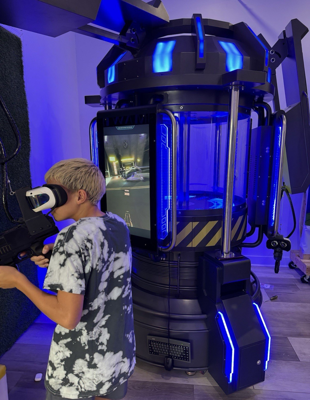 Upright Video Arcade Machine Cabinet w/ Screen, VR 3 Headset & Blue LED Lighting Upright Video Arcade Machine Cabinet w/ Screen, VR 3 Headset & Blue LED Lighting
