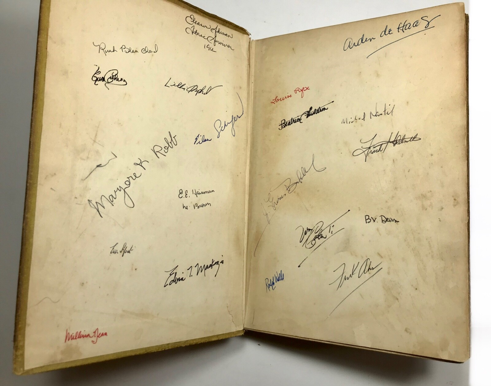 TITANIC SURVIVOR PHOTOGRAPH & BOOK - 28 SIGNATURES TITANIC SURVIVOR PHOTOGRAPH & BOOK - 28 SIGNATURES