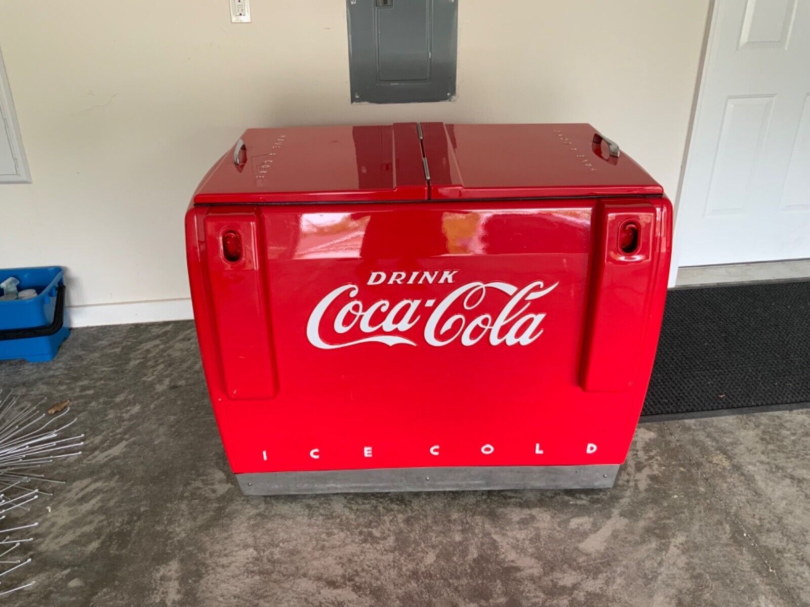Restored vintage coca-cola chest/refrigerator 