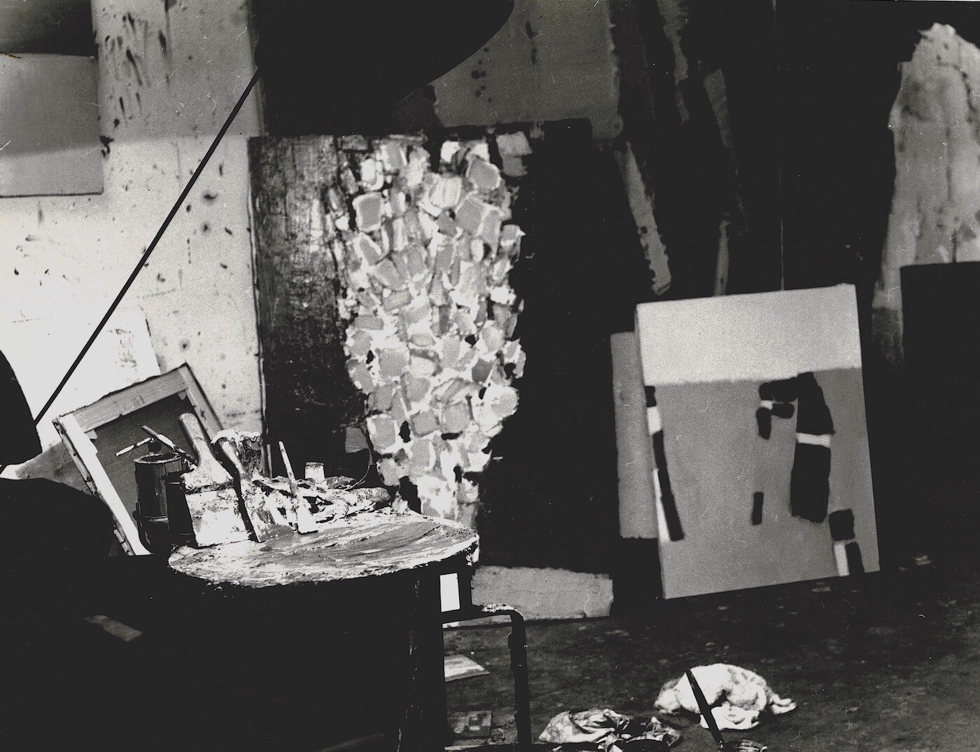 L'atelier de Nicolas de STAËL. Original photograph by Denise Columbus. 1954. L'atelier de Nicolas de STAËL. Original photograph by Denise Columbus. 1954.