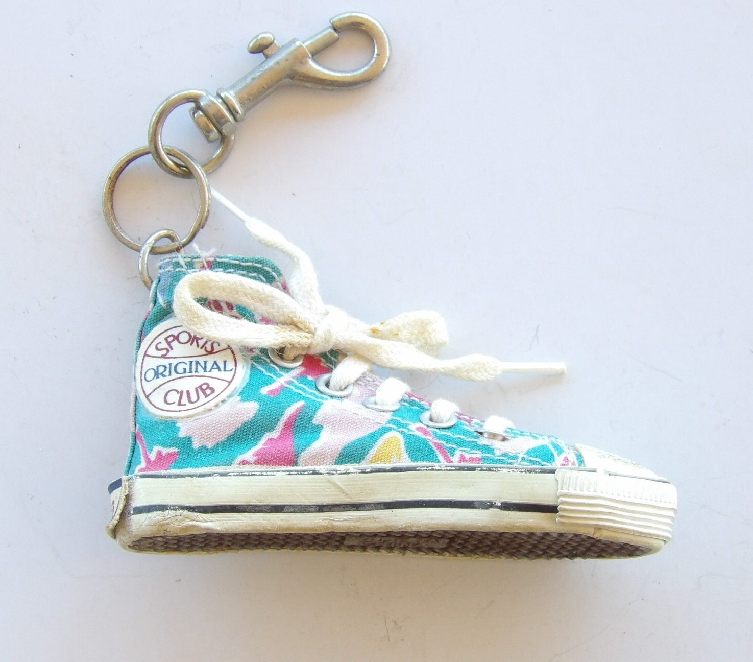VINTAGE COCA-COLA ORIGINAL SPORTS CLUB CONVERSE CHUCK TAYLOR KEY CHAIN KEYRING