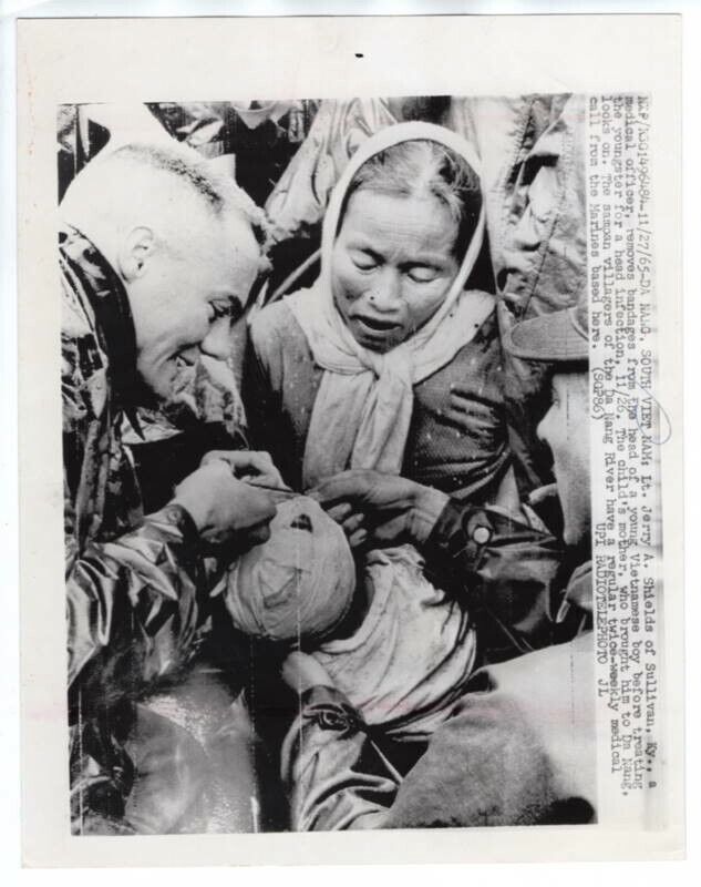 1965 USMC Marine Doctor Treating Child Da Nang Vietnam Original News Wirephoto