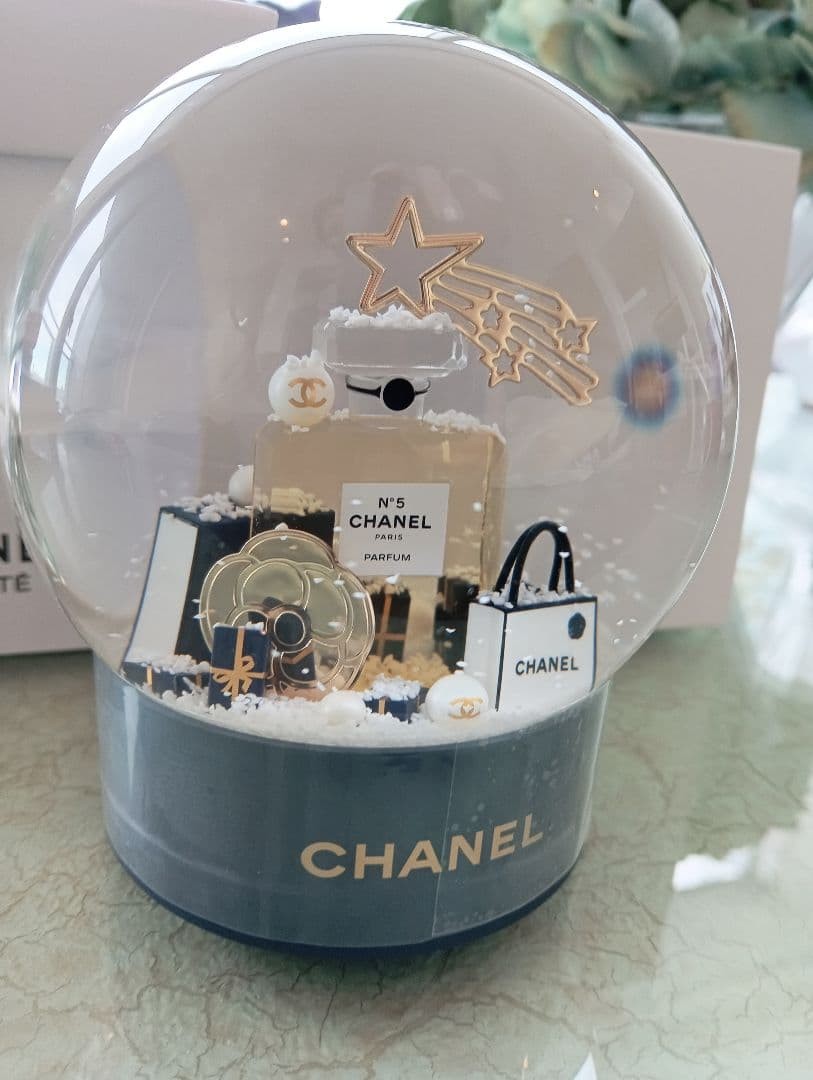 CHANEL Snow Globe VIP Novelty No 5 Perfume Bottle Holiday Gold Boxed New Gift CHANEL Snow Globe VIP Novelty No 5 Perfume Bottle Holiday Gold Boxed New Gift