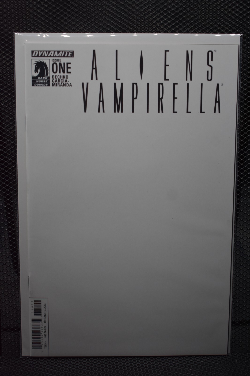 Aliens Vampirella #1 Blank Sketch Variant Dark Horse Dynamite 2015 VERY RARE 9.6 Aliens Vampirella #1 Blank Sketch Variant Dark Horse Dynamite 2015 VERY RARE 9.6