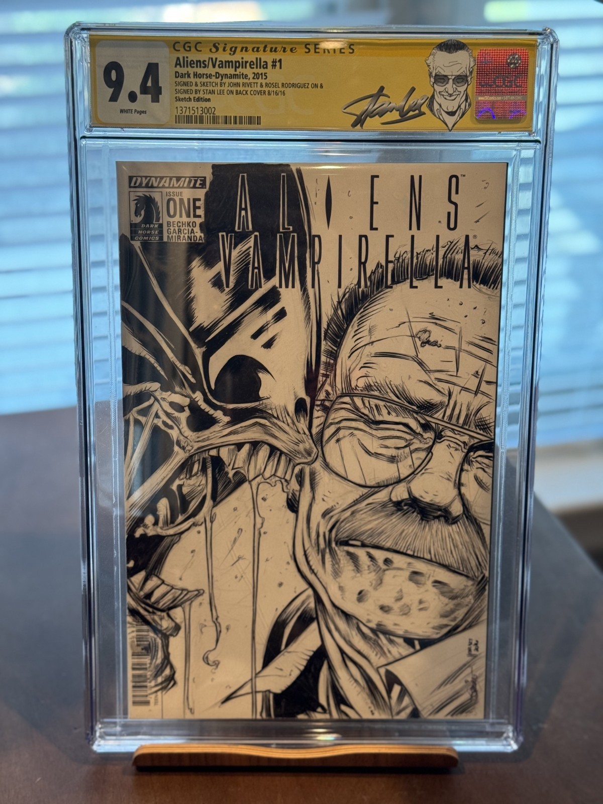 Aliens/Vampirella #1 CGC SS 9.4 Stan Lee SIGNED ONE OF A KIND Alien 3 HOMAGE WOW Aliens/Vampirella #1 CGC SS 9.4 Stan Lee SIGNED ONE OF A KIND Alien 3 HOMAGE WOW