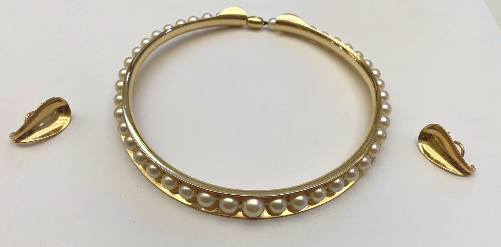 An Elegant Vintage 14K Yellow Gold & Pearls With Matching Earrings An Elegant Vintage 14K Yellow Gold & Pearls With Matching Earrings