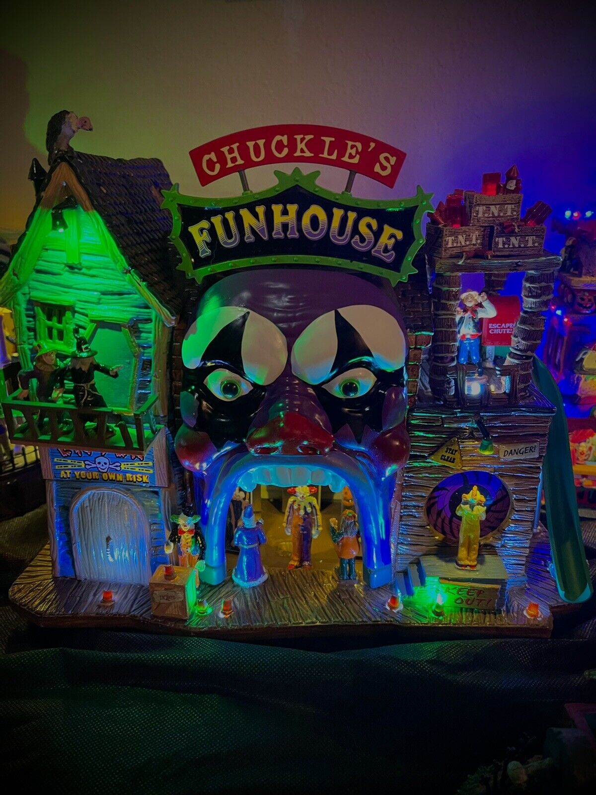 Chuckle's Funhouse - 2013 Lemax Spooky Town - BRAND NEW - Retired - Gorgeous
