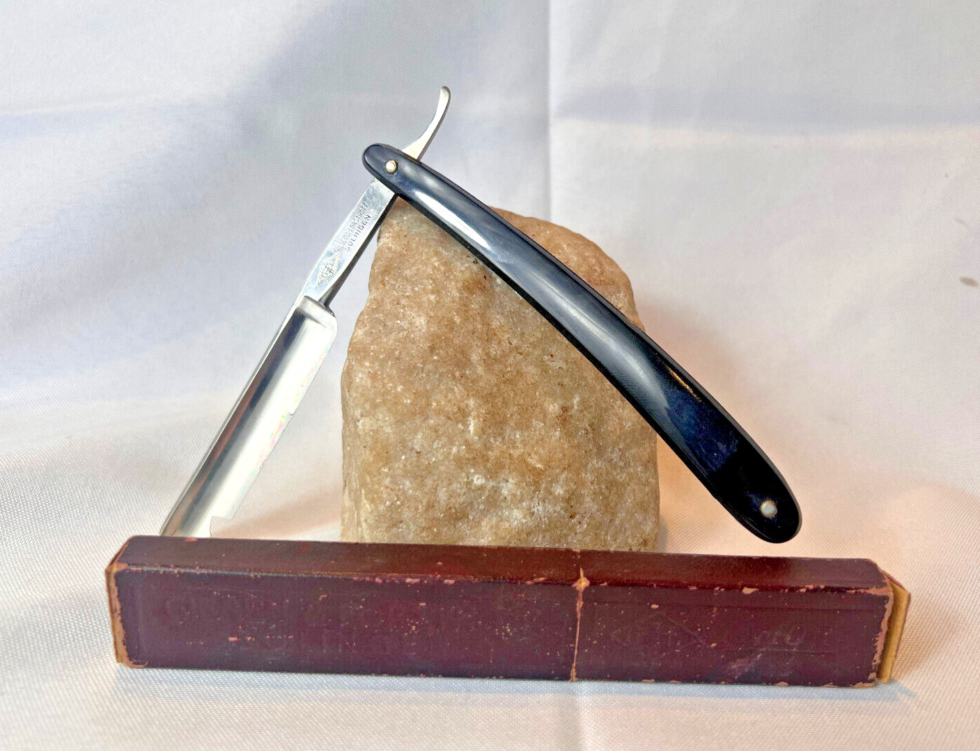 Antq Giesen & Forsthoff Timor Straight Razor Dutch Pt Extra Hollow Chipped W/BOX Antq Giesen & Forsthoff Timor Straight Razor Dutch Pt Extra Hollow Chipped W/BOX