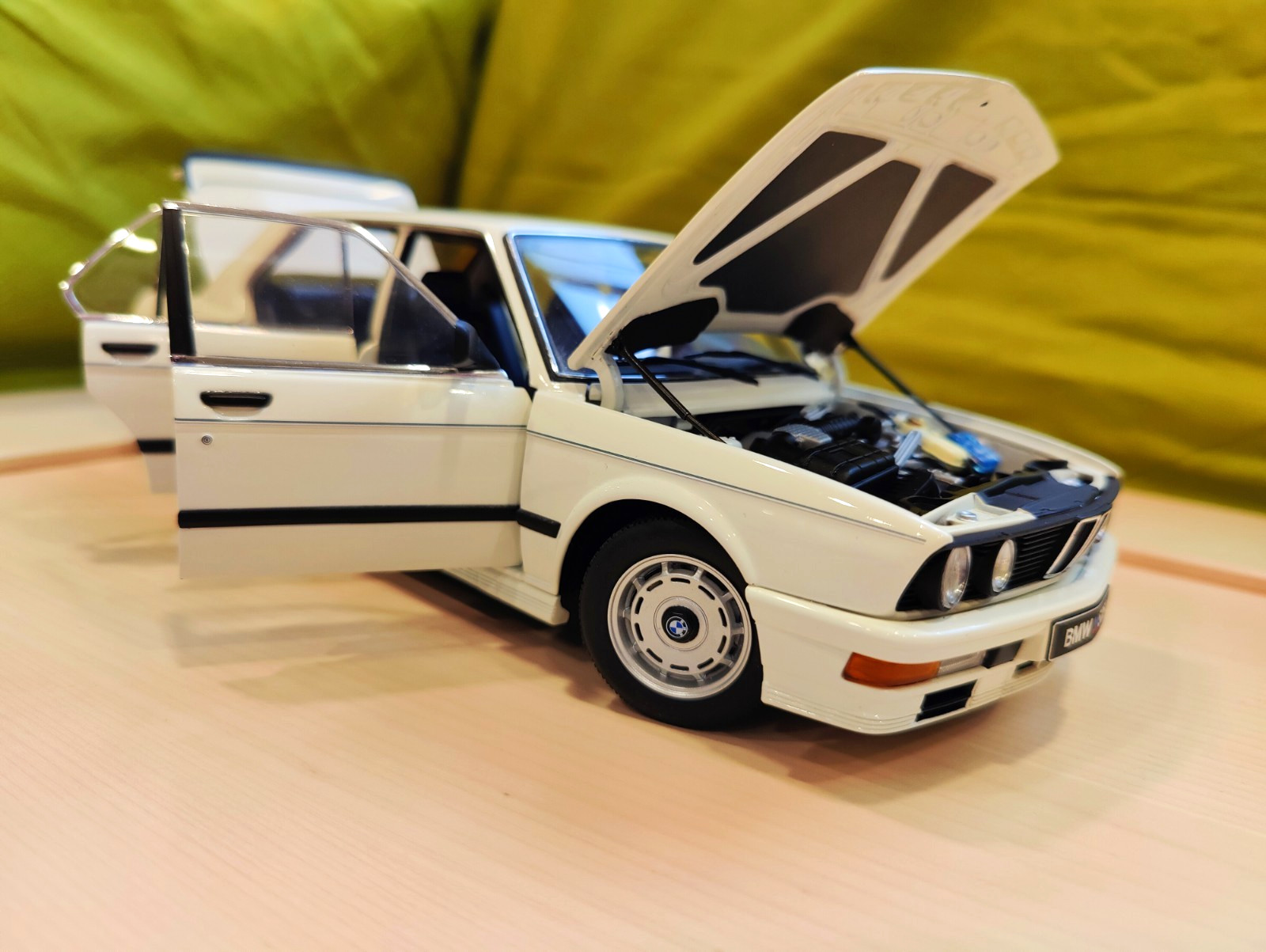 Ultra rare Autoart BMW e28 1985 M535i 1/18 Alpine White Diecast Scale Model M5 Ultra rare Autoart BMW e28 1985 M535i 1/18 Alpine White Diecast Scale Model M5