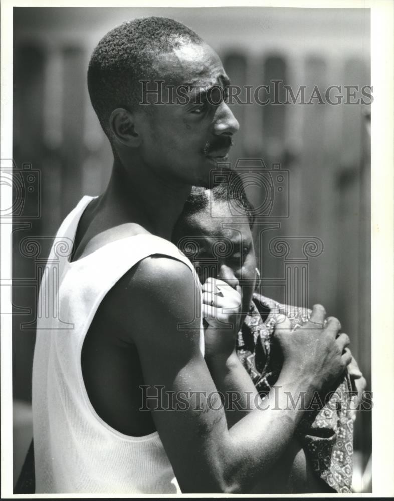 1995 Press Photo Aaron Butler hugs Toni Sherman outside an Apartment on Monroe 1995 Press Photo Aaron Butler hugs Toni Sherman outside an Apartment on Monroe