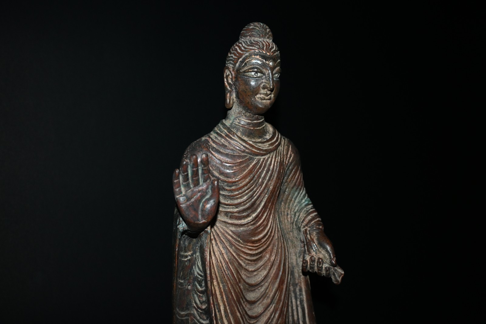 CIRCA NEAR EASTERN A GANDHARA BRONZE STANDING STAUE OF BUDDHA, SILVERED EYES CIRCA NEAR EASTERN A GANDHARA BRONZE STANDING STAUE OF BUDDHA, SILVERED EYES