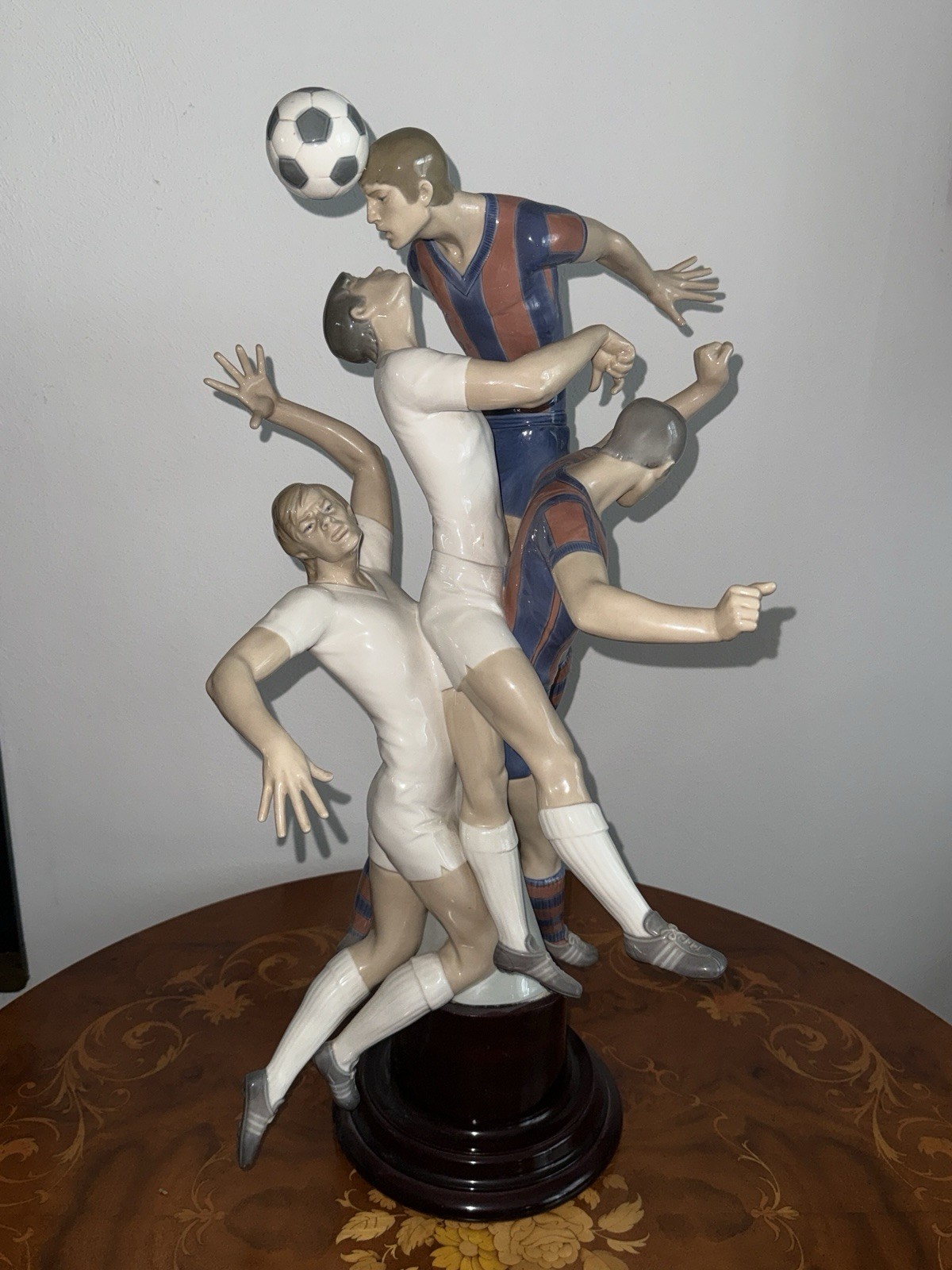 Lladro Figurine Barcelona Vs. Real Madrid Male Soccer Players #158/500 * Retired Lladro Figurine Barcelona Vs. Real Madrid Male Soccer Players #158/500 * Retired