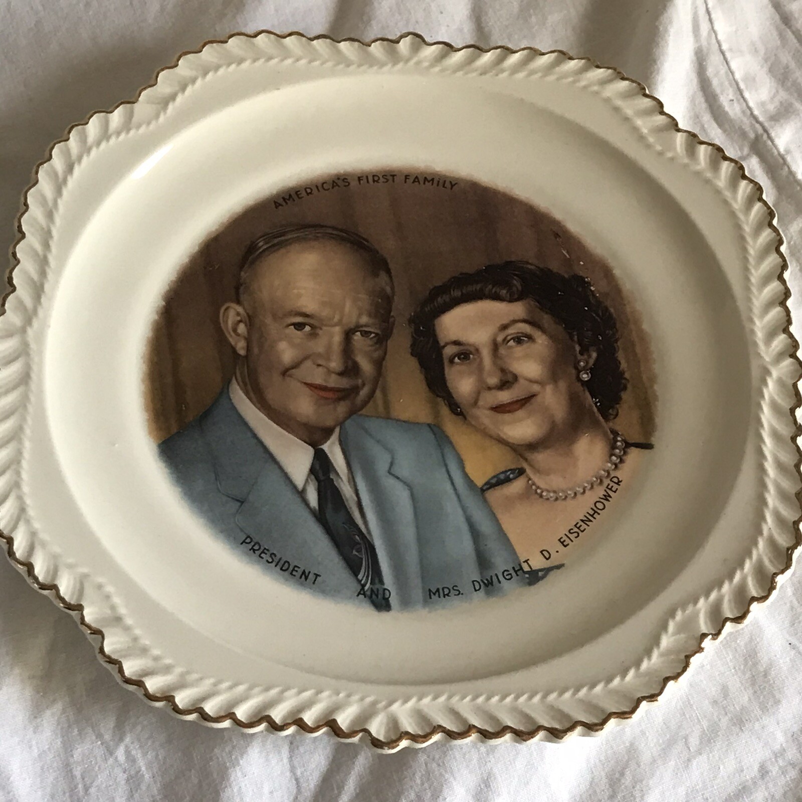 SM11A -2A Vintage President Eisenhower Wife Gold Trimmed White Collectors Plate SM11A -2A Vintage President Eisenhower Wife Gold Trimmed White Collectors Plate