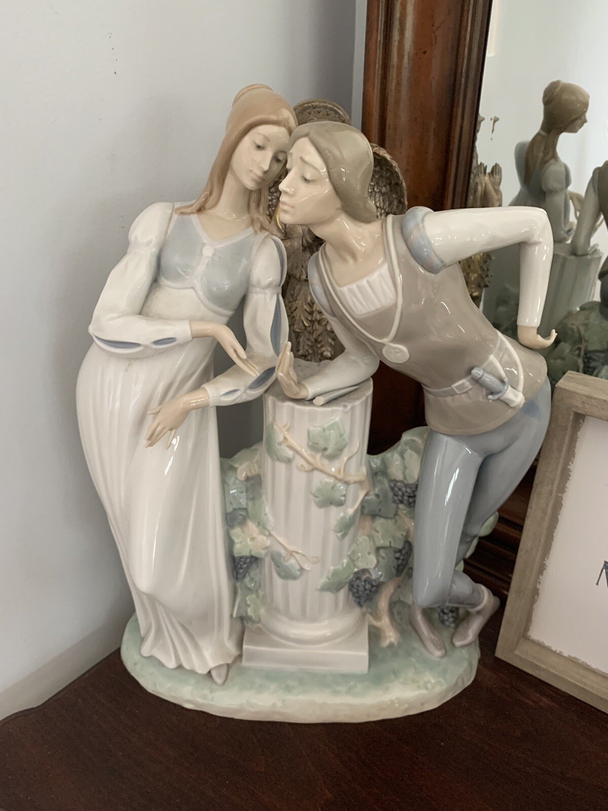 lladro Man and woman leaning on column