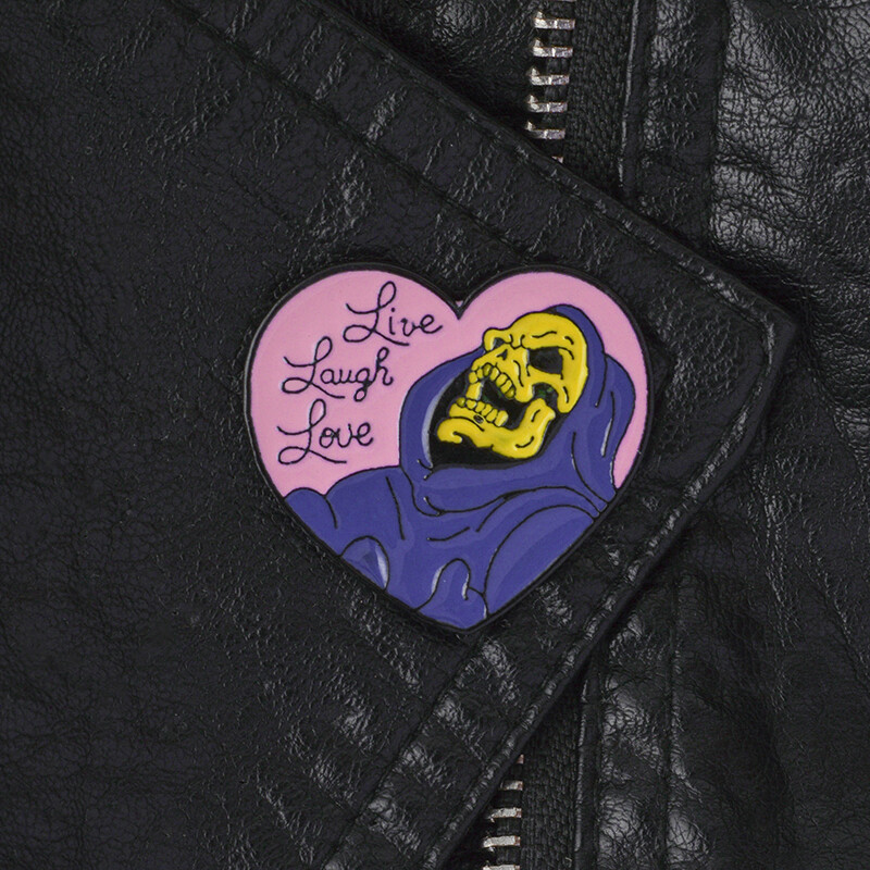 Skeletor “Live Laugh Love” Enamel Pin Badge – He-Man Retro 80s + Gift Bag Skeletor “Live Laugh Love” Enamel Pin Badge – He-Man Retro 80s + Gift Bag