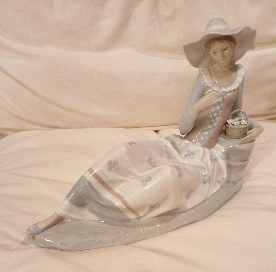 VINTAGE Lladro Nao Woman - Girl Leaning On Rocks 13-1/2” Mint Condition Rare 