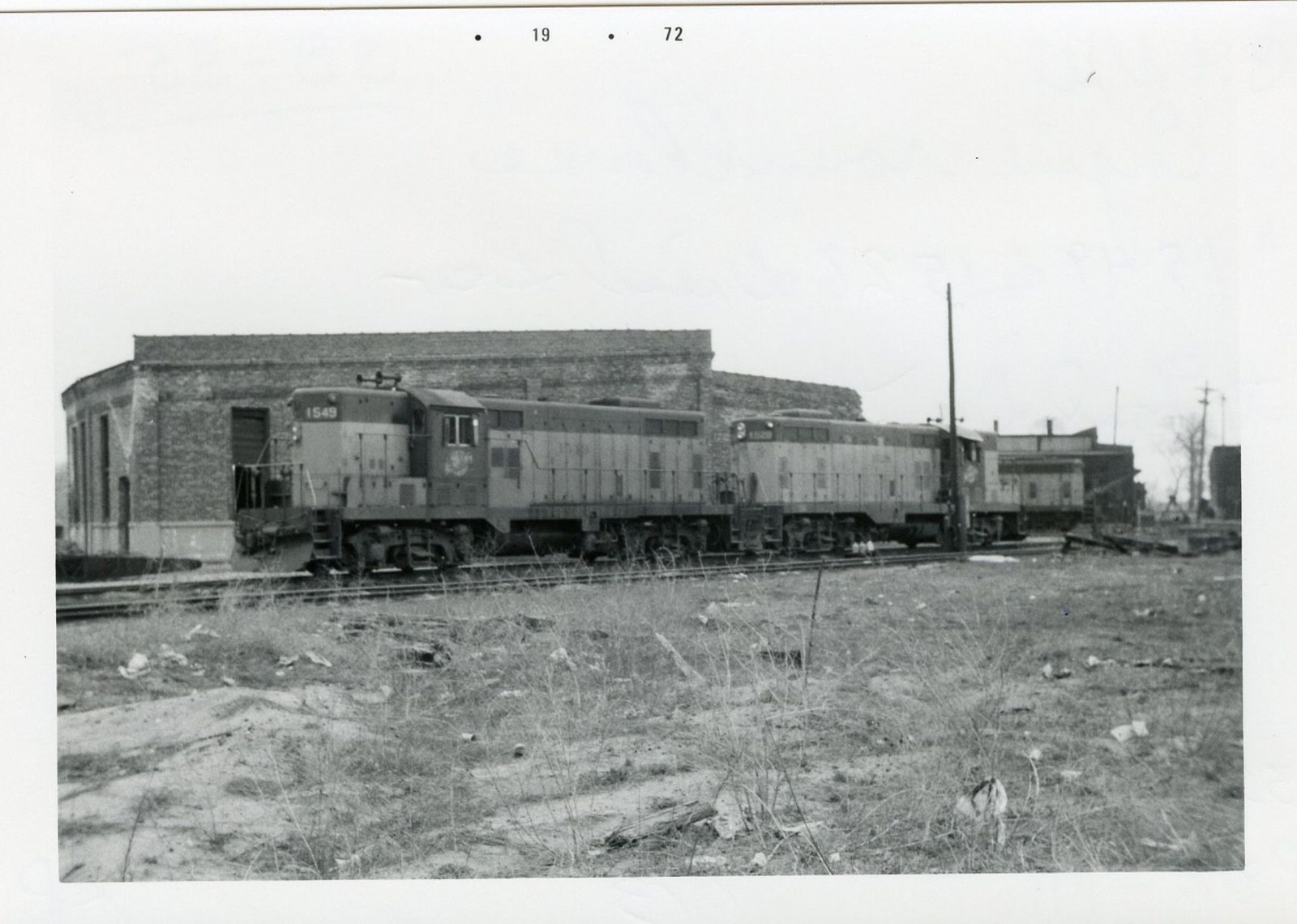 6E211 RP 1972 C&NW NORTH WESTERN RR LOCO 1549 1528 FOND DU LAC WI ROUNDHOUSE 6E211 RP 1972 C&NW NORTH WESTERN RR LOCO 1549 1528 FOND DU LAC WI ROUNDHOUSE