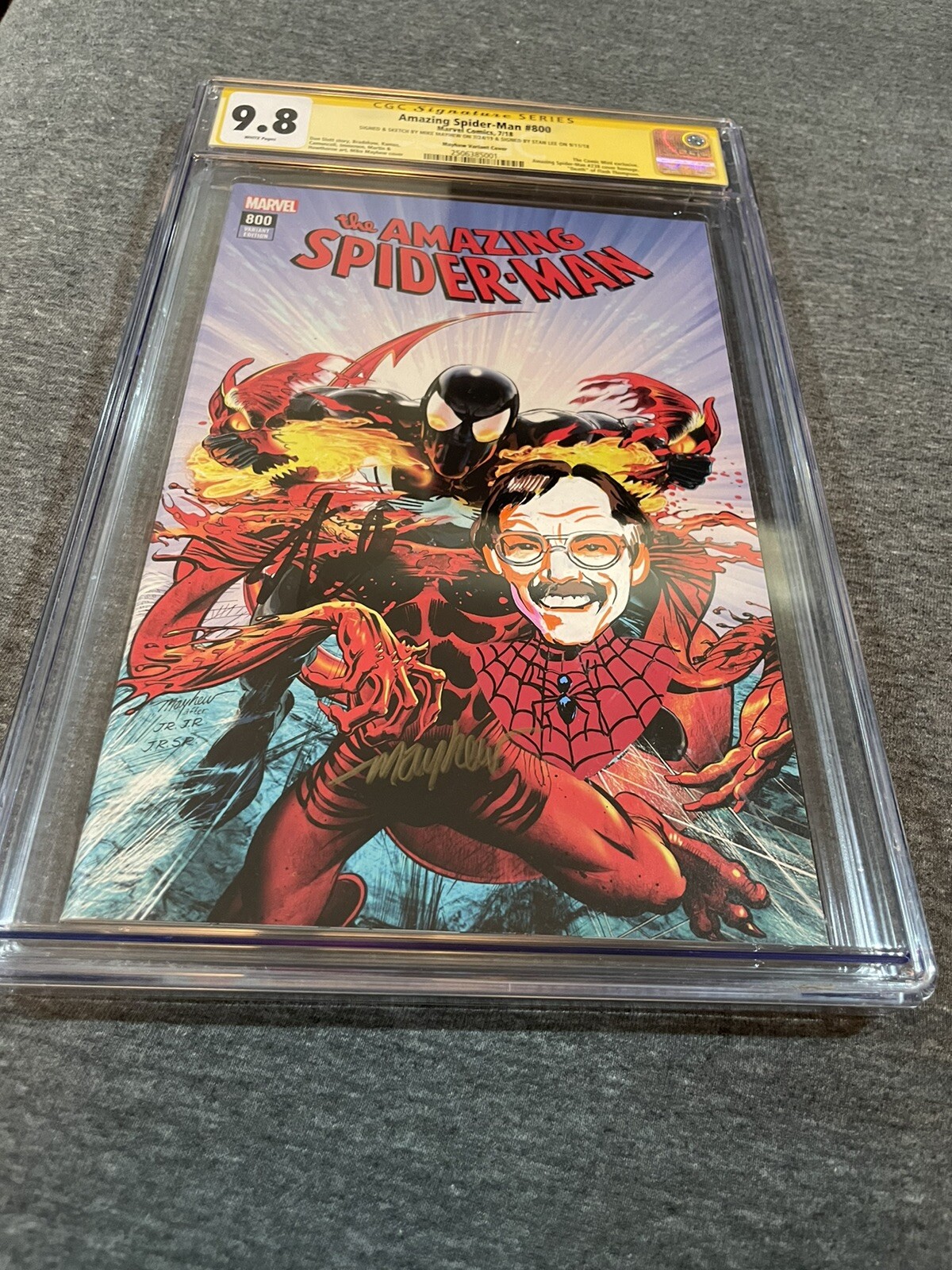 AMAZING SPIDERMAN 800 MIKE MAYHEW VARIANT 9.8 Signed By STAN LEE AMAZING SPIDERMAN 800 MIKE MAYHEW VARIANT 9.8 Signed By STAN LEE