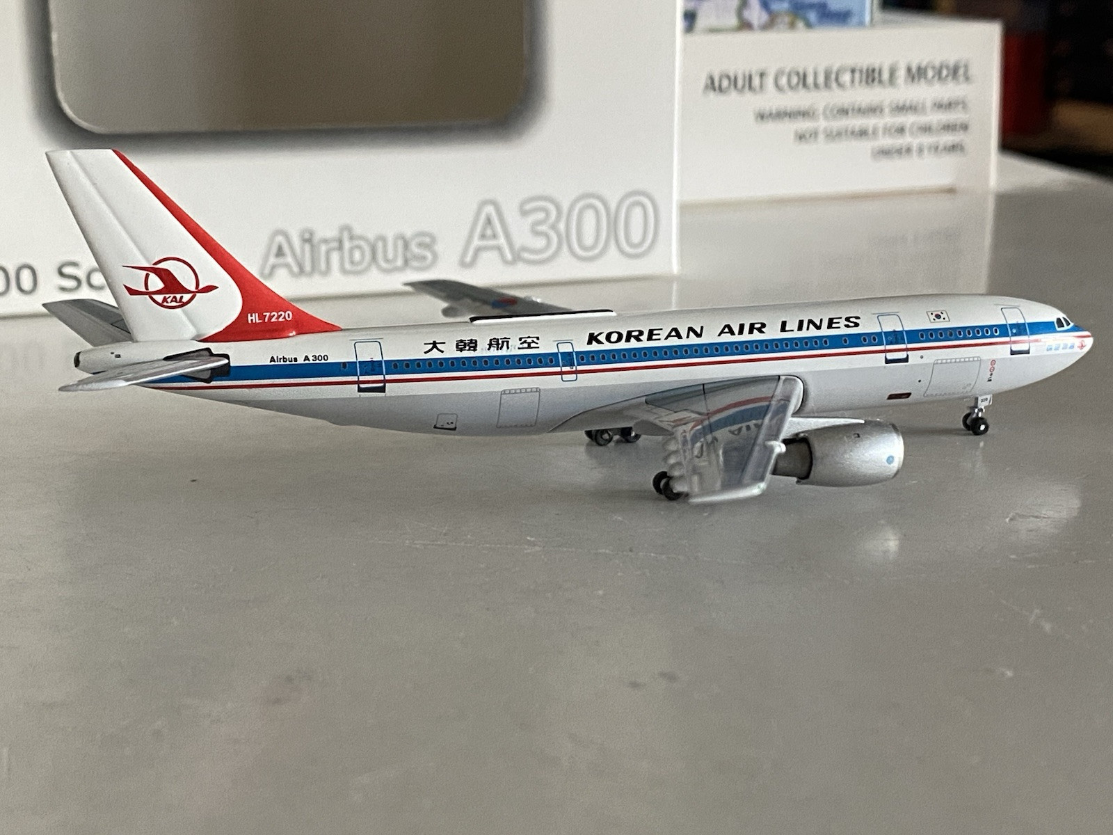 Aeroclassics Korean Air Lines Airbus A300B4 1:400 HL7220 ACHL7220