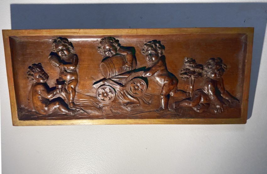 Authentic 17th century Renaissance period carved walnut panel depicting putti. Authentic 17th century Renaissance period carved walnut panel depicting putti.