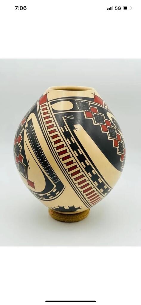 JUAN QUEZADA EXQUISITE FINE MATA ORTIZ YELLOW PIECE WITH RED AND BLACK DESIGN JUAN QUEZADA EXQUISITE FINE MATA ORTIZ YELLOW PIECE WITH RED AND BLACK DESIGN