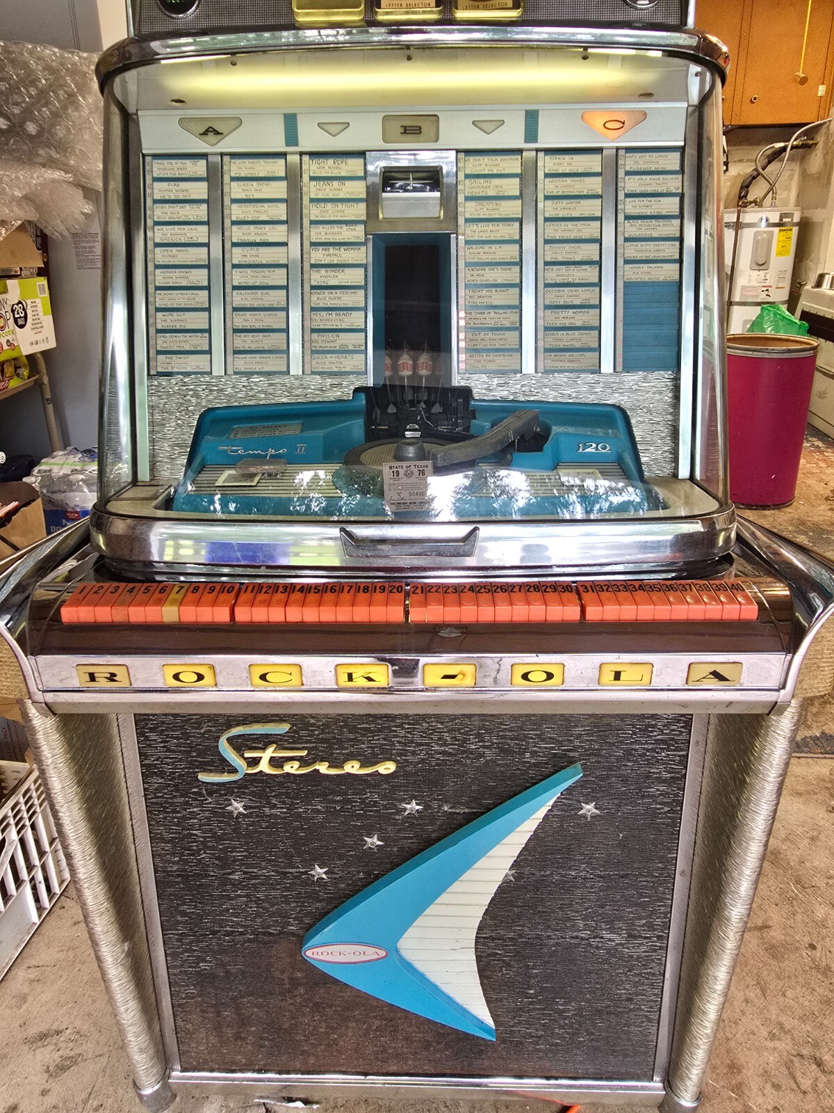 Rockola Tempo 2 Jukebox with wallboard and over 1000 45rpm.