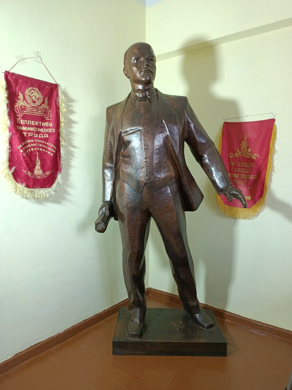 Statue of Vladimir Ilyich Lenin, height 1.80 cm, weight 40 kg, made in 1970.