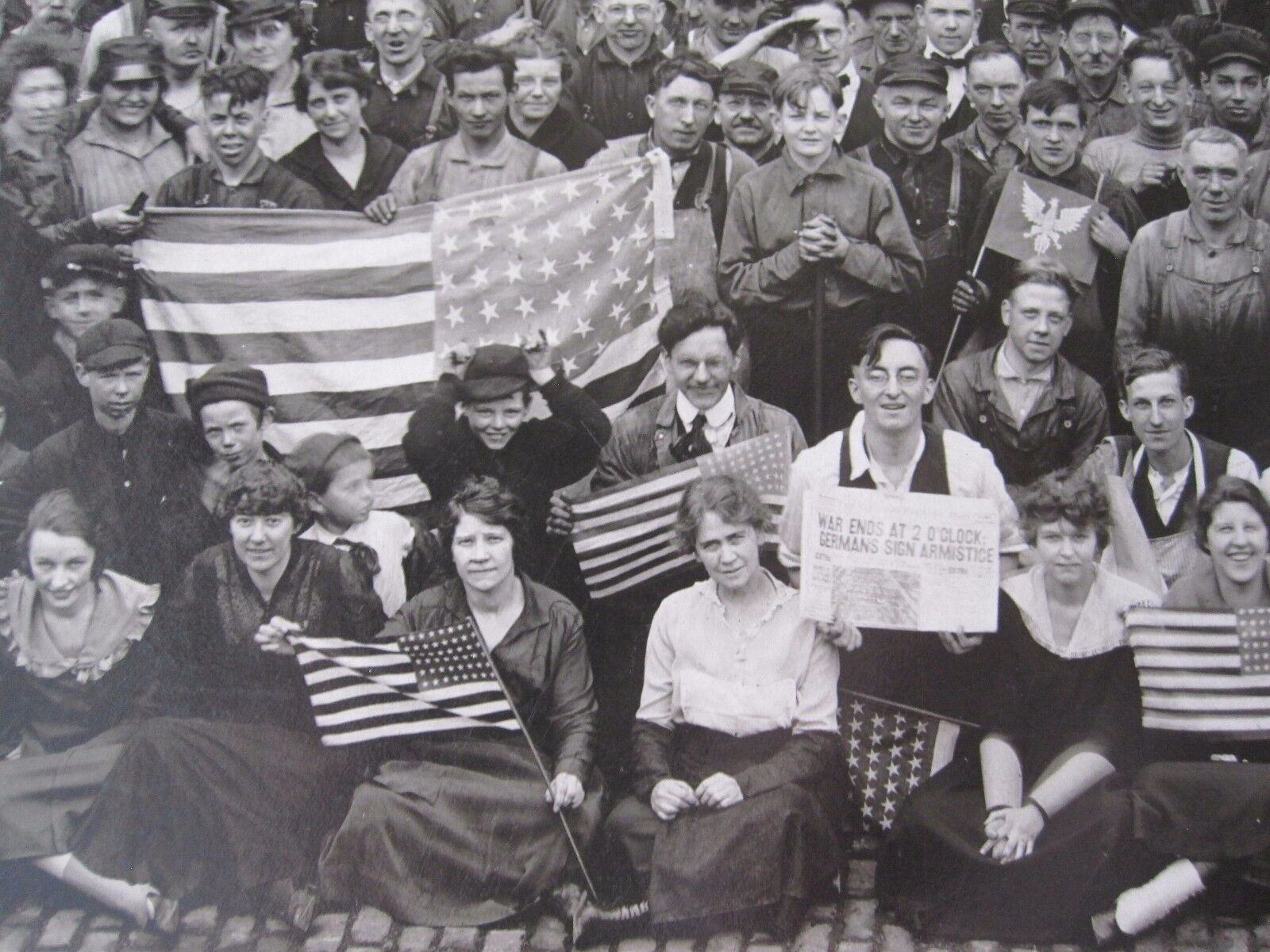 ANTIQUE WW1 1918 ARMISTICE DAY CHICAGO EVENING POST AMERICAN POLISH FLAG PHOTO