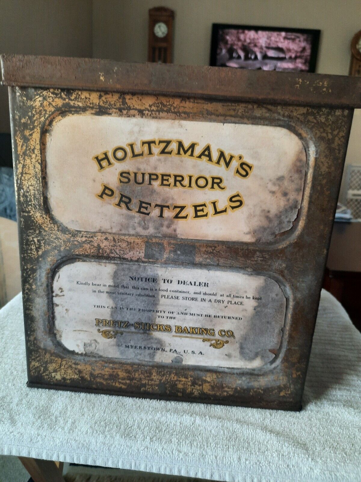 Antique country store pretzel tin HOLTZMAN PRETZELS Myerstown, PA hinged lid 
