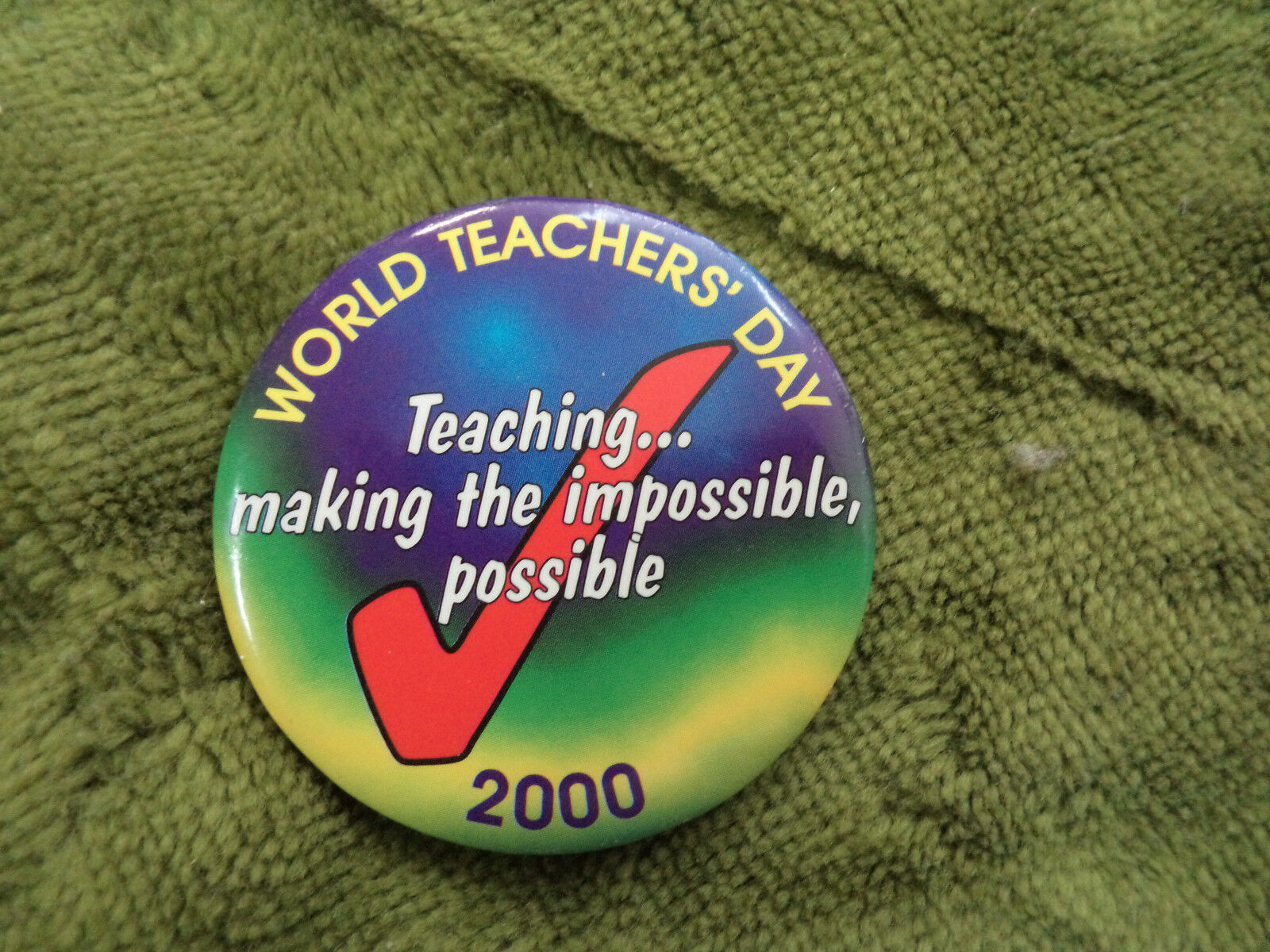 #D290. 2000   WORLD  TEACHERS'  DAY  TIN   BADGE