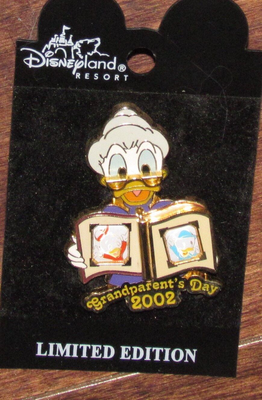 Disney Pin CARDED LE  DRAND PARENT 'S DAY 2002 NEPHEW DONALD PICTURE RARE 