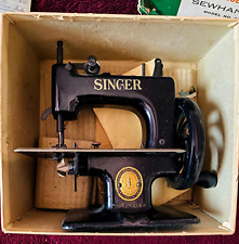 NEW 1959 Singer Sewhandy Model No. 20 ~Vintage Children's Sewing Machine picture