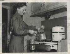 1940 Press Photo Ruth Gretzinger Gets Ready for Dinner in Her Father's Trailer picture