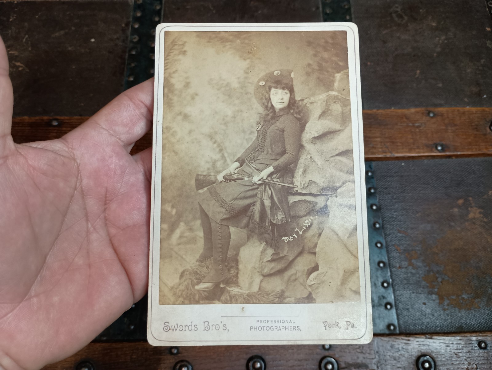 Rare 1880s Cabinet Card Photo Of May Lillie With Rifle - Pawnee Bills Wife Rare 1880s Cabinet Card Photo Of May Lillie With Rifle - Pawnee Bills Wife